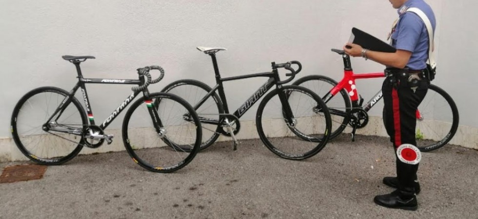 Rubano tre bici da corsa e poi cercano di rivenderle, tre studenti 17enni denunciati